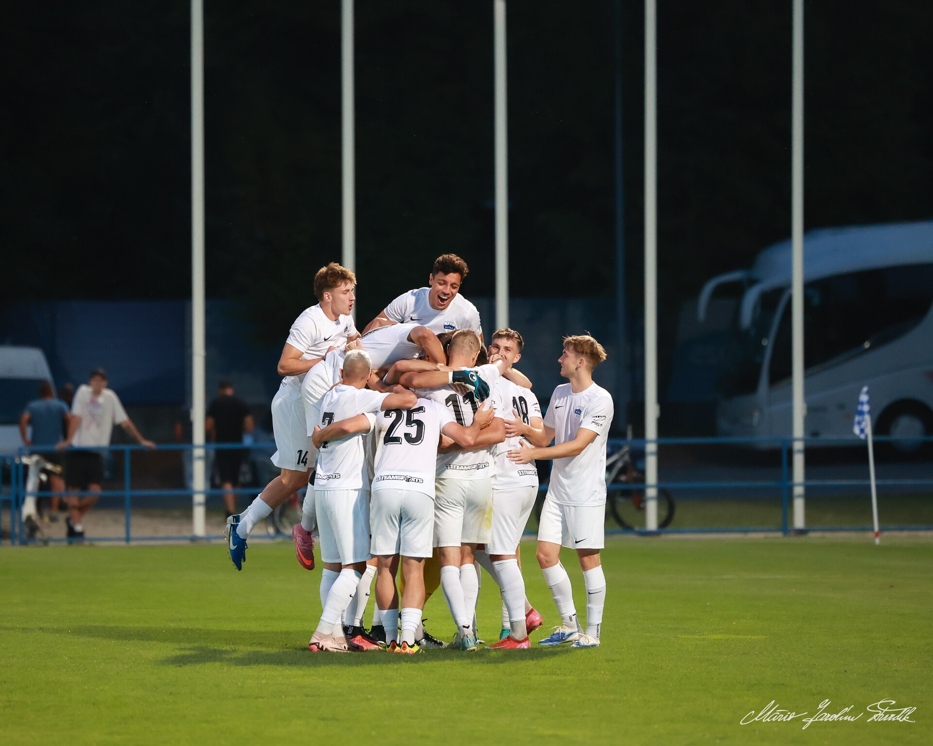 Hráči FC Nitra oslavujú postup do 3. kola Slovenského pohára po víťazstve na penalty nad Bytčou