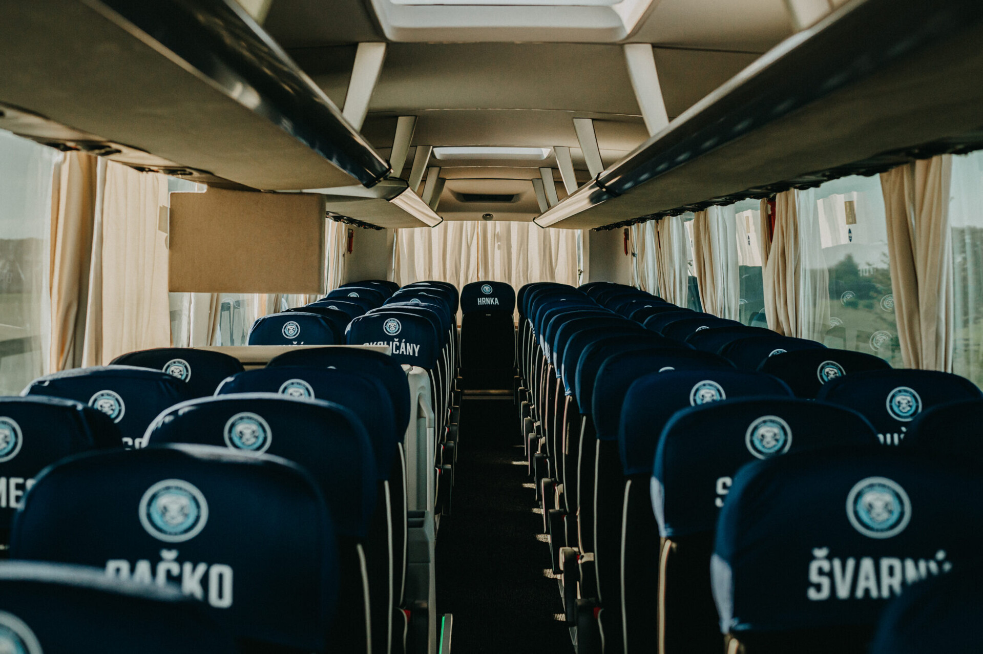 Nový autobus HK Nitra s klubovými polepmi, logom storočnice a motívom Nitrianskeho hradu v modro-bielych farbách