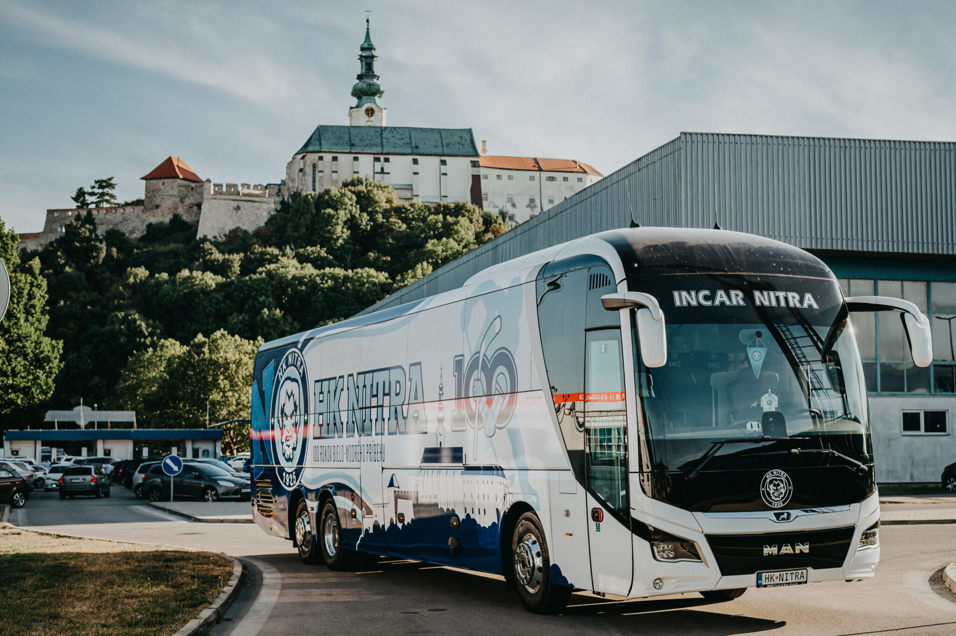 Nový autobus HK Nitra s klubovými polepmi, logom storočnice a motívom Nitrianskeho hradu v modro-bielych farbách