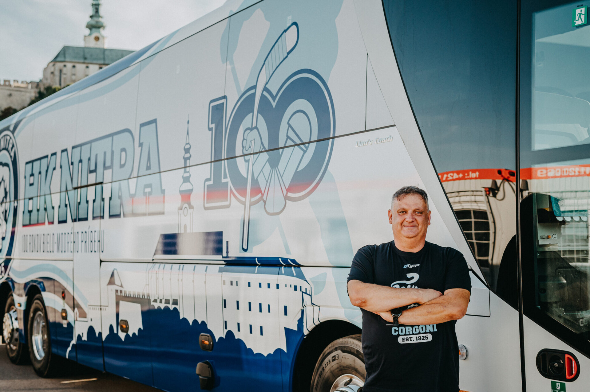 Nový autobus HK Nitra s klubovými polepmi, logom storočnice a motívom Nitrianskeho hradu v modro-bielych farbách