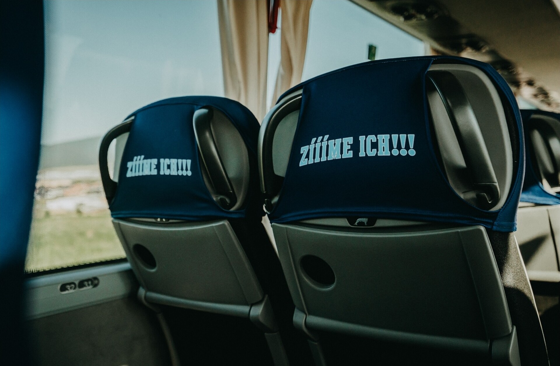 Nový autobus HK Nitra s klubovými polepmi, logom storočnice a motívom Nitrianskeho hradu v modro-bielych farbách