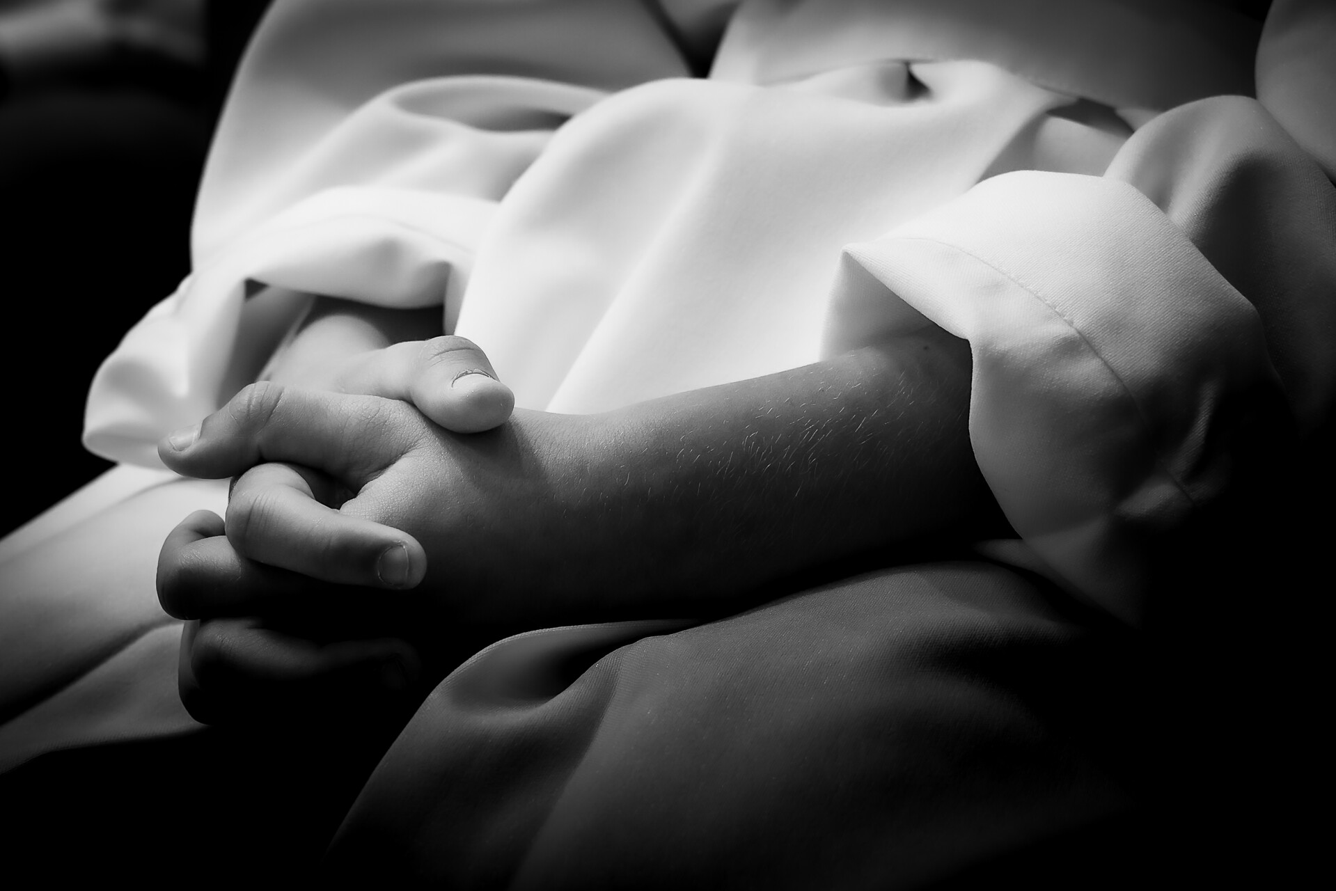 Zopnuté ruky dieťaťa v modlitbe 