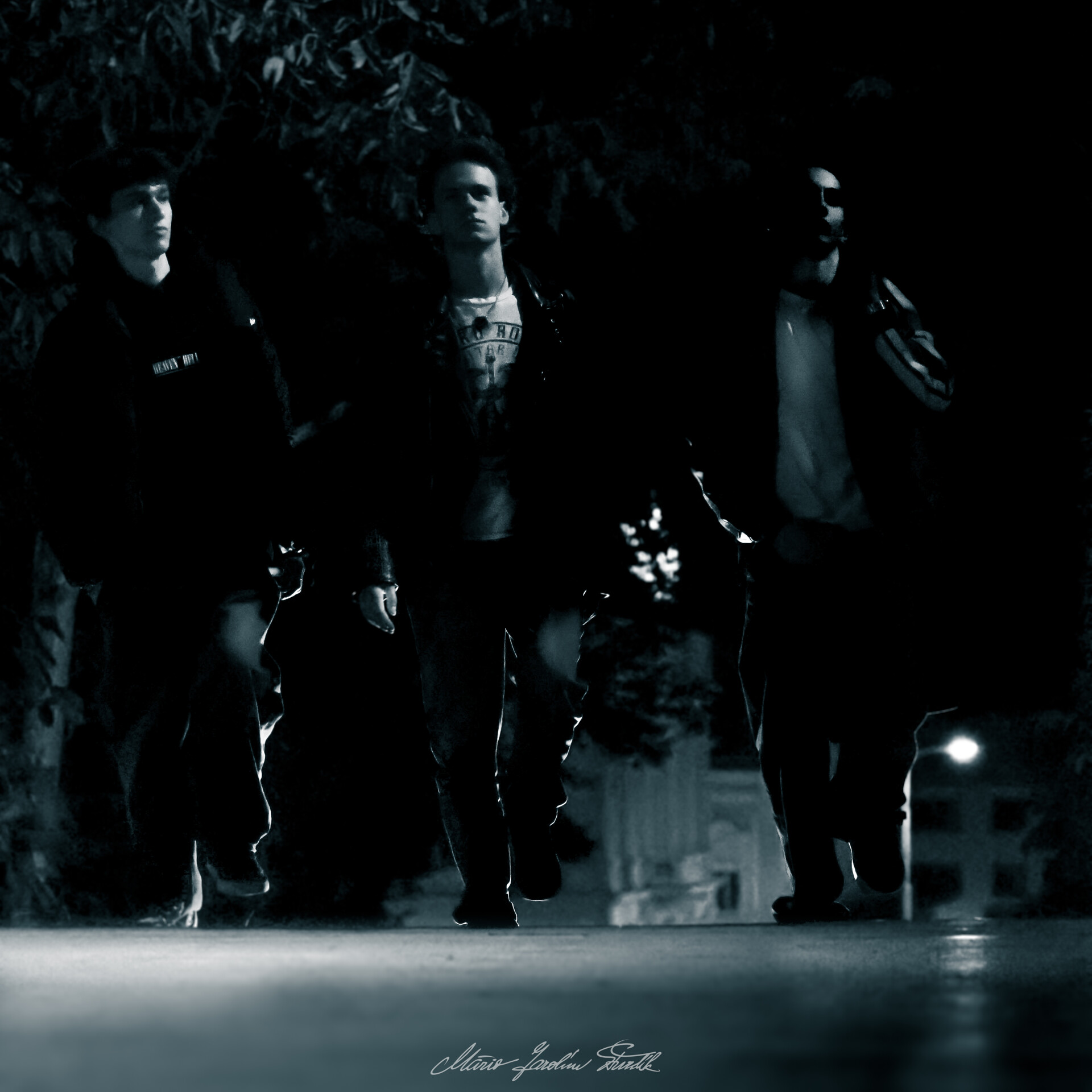 Traja členovia REVER kráčajú po schodisku na fotke k novému albumu Schodisko REVER