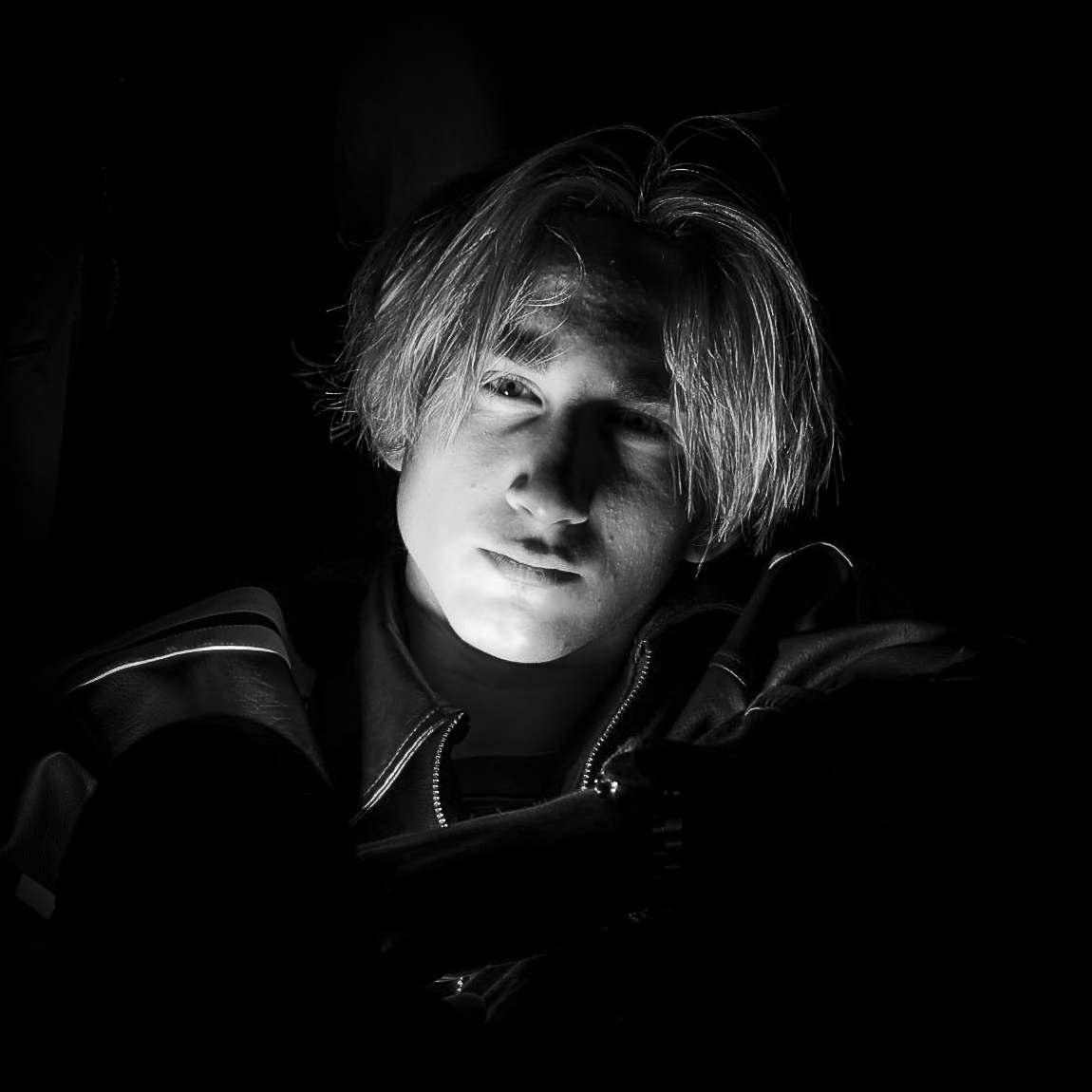 Tony REVER Tony Kůr, spevák skupiny REVER na fotografii od Mária Jarolíma Šturdíka