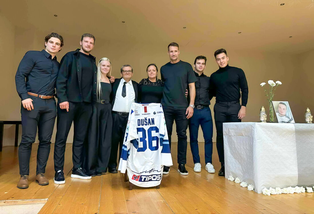 Pohreb fanúšika Dušana Mikulca - hráči HK Nitra vzdávajú hold