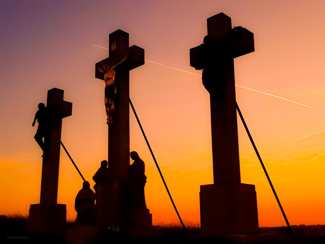 Kalvária počas zlatej hoďinky Tri kríže nitrianskej Kalvárie na oranžovom pozadí oblohy