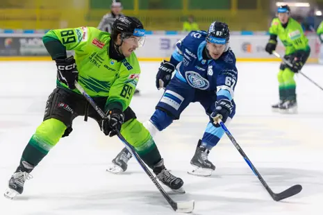 Fanušikovia Žiliny Hokej Vlci Daniel Vladimír Tkáč (Žilina) a Matej Paulovič (Nitra) bojujú o puk v zápase 1. kola hokejovej Tipos extraligy.