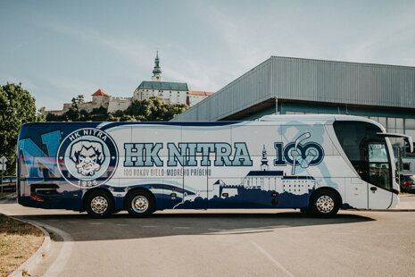 Nový autobus HK Nitra s klubovými polepmi, logom storočnice a motívom Nitrianskeho hradu v modro-bielych farbách