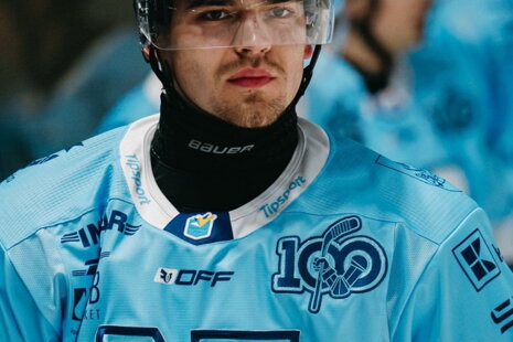 Jakub Lacka HK Nitra víťazí nad Banskou Bystricou 4:1 a vedie Extraligu s 27 bodmi