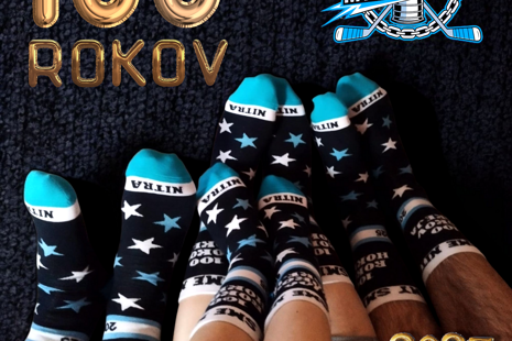 Hokejová storočnica pri nohách fanúšikov