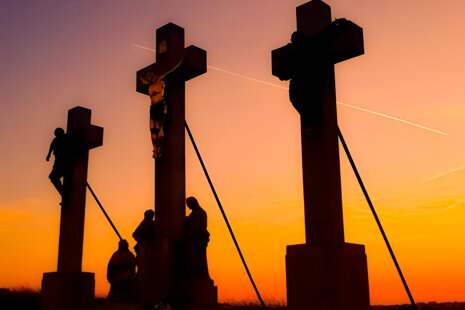 Kalvária počas zlatej hoďinky Tri kríže nitrianskej Kalvárie na oranžovom pozadí oblohy